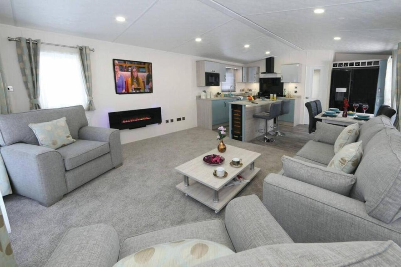 Superior 6 Berth Holiday Home In Suffolk Saxmundham Exterior photo